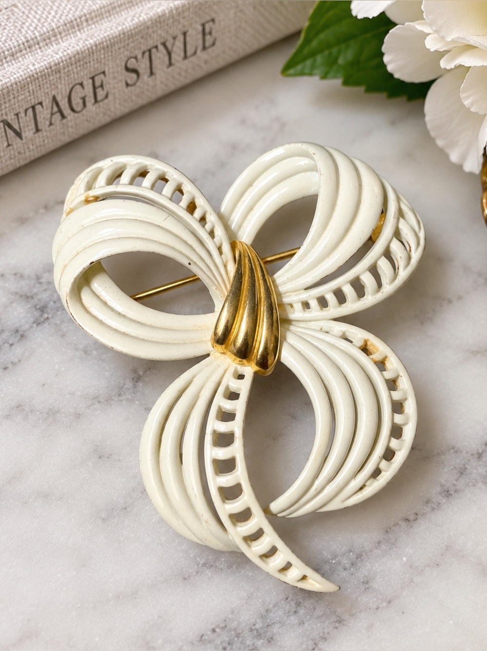 Vintage Monet Ivory Enamel Gold Tone Sculptural Bow Brooch Pin 2” - Picture 8 of 8